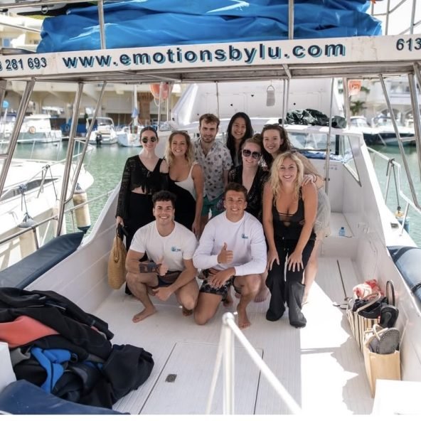 Charters Privados | Private Boat Tours 3 Antes-de-Zarpar-con-grupo-feliz-de-turistas-tour-privado.jpeg