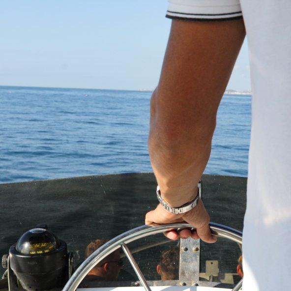 Charters Privados | Private Boat Tours 17 Capitan-del-barco-navegando-por-la-costa-de-Malaga.jpeg