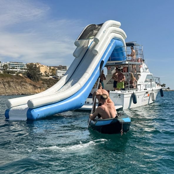 Lu Sea Tour 6 Turistas extranjeros haciendo kayaking