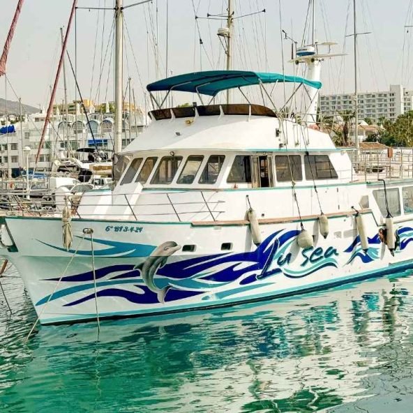 Lu Sea Tour Toro 1 Tour-en-Barco-con-2-Toboganes-XXL-Snorkel-y-Muchas-Actividades-Maritimas.jpg