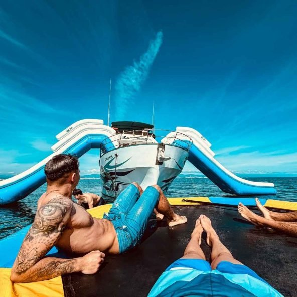 Turistas en Paseo en Barco Relajados en Malaga