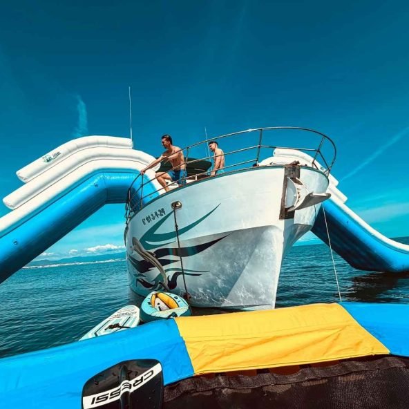 Turistas en Paseo en Barco con Tobogan XXL y Trampolin