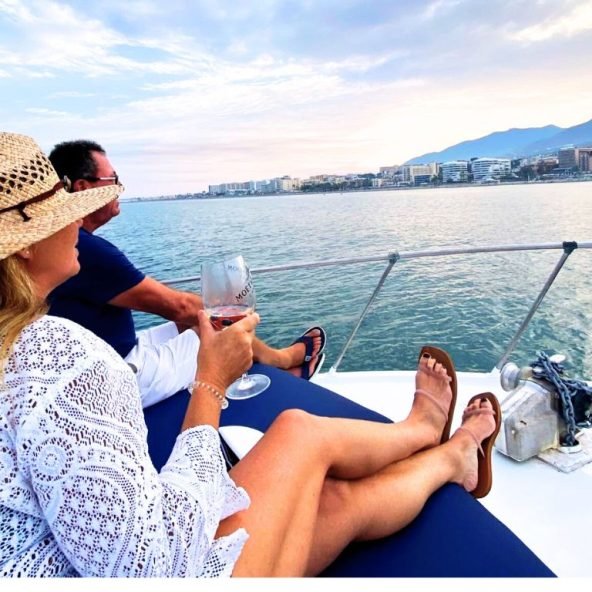 Charters Privados | Private Boat Tours 15 bebiendo-champagne-a-brodo-en-una-tarde-en-Malaga.jpg