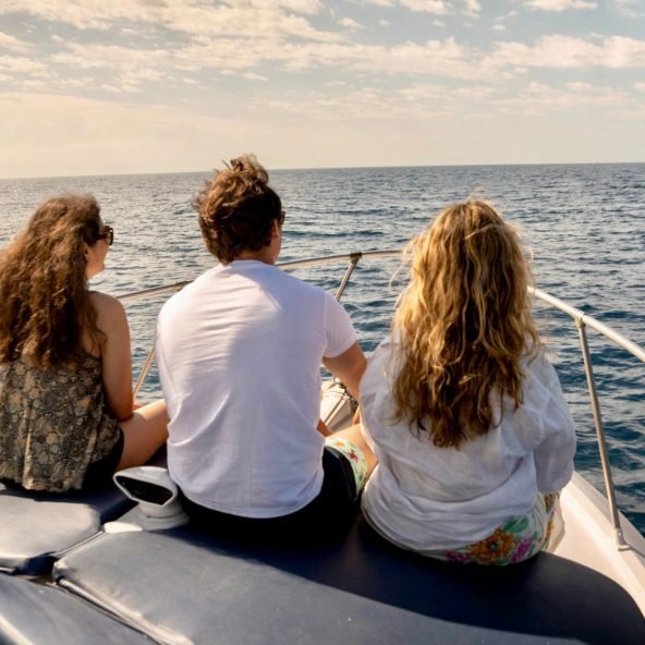 Charters Privados | Private Boat Tours 14 grupo-de-amigos-proa-del-barco-en-Malaga.jpeg